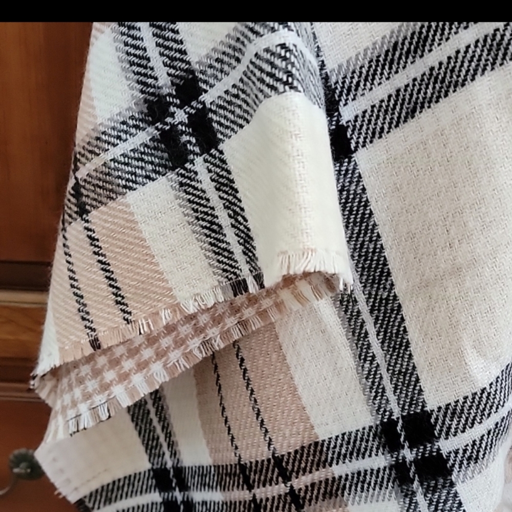 🆕 Steve Madden | Reversible Black & Tan Houndstooth & Plaid Topper Wrap OSFM - Picture 5 of 10